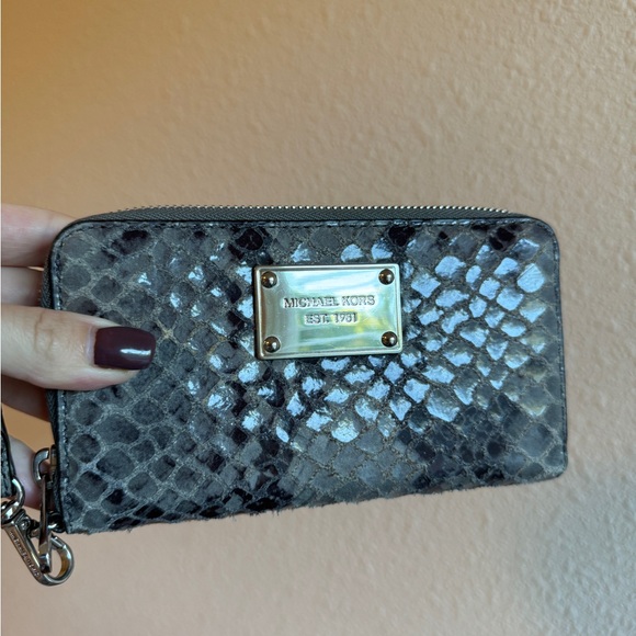 Michael Kors Snake Embossed wristlet - Picture 2 of 6
